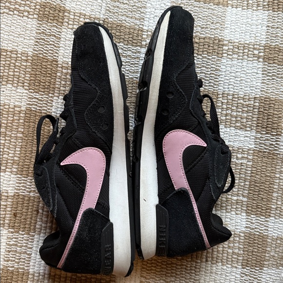Nike Black and Pink Athletic Shoes - Picture 1 of 4